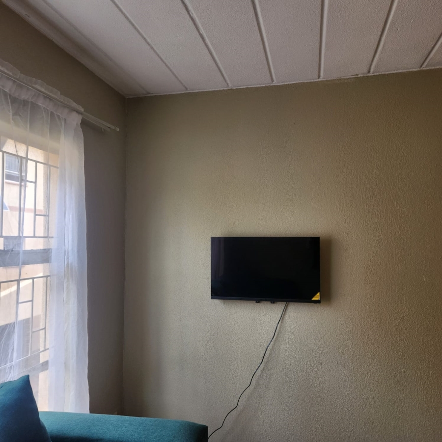 To Let 2 Bedroom Property for Rent in Kannoniers Park North West